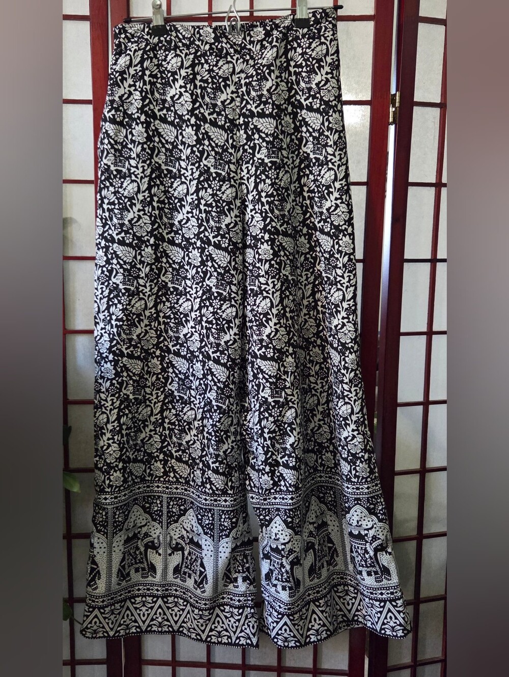 Boohoo Black & White Wide Leg Elephant Pants Sz 4
